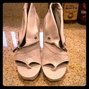 Women’s dress pumps